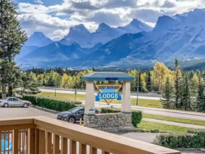B211 MTN View ground floor town house- 2BD, Sleeps 8, hot tub, free parking, close to Banff